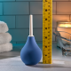 Este modelo de ducha anal simples é perfeito para uma limpeza anal suave e desmonta-se para facilitar a limpeza e o armazenamento. Altura: 5,44” / 13,8 cmProfundidade: 2,35