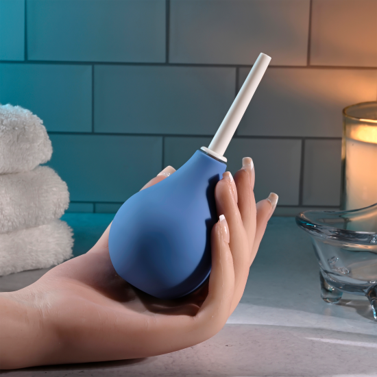 Este modelo de ducha anal simples é perfeito para uma limpeza anal suave e desmonta-se para facilitar a limpeza e o armazenamento. Altura: 5,44” / 13,8 cmProfundidade: 2,35