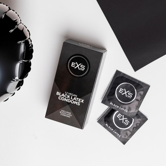 Os preservativos de látex EXS Extra Black não têm cheiro de látex e são feitos de um composto de látex natural sedoso de cor preta. O preservativo de látex preto EXS tem 54 mm de largura e uma extremidade alargada e conf