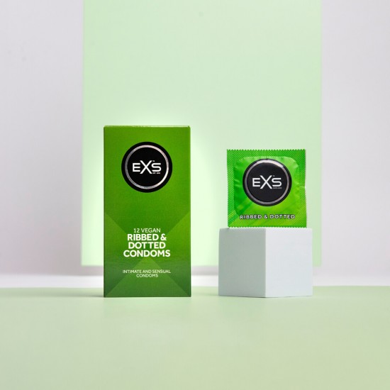 Os preservativos EXS com nervuras e pontos têm 56 mm de largura e uma extremidade alargada e confortável. Este preservativo EXS possui nervuras e pontos para estimulação extra do seu parceiro. Os preservativos EXS com ne