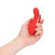 Descubra o Mini Vibrador Triplo da Loveline. Um vibrador compacto projetado para proporcionar estimulação em três áreas usando um único motor, para um desempenho equilibrado e consistente. Com múltiplas configurações de