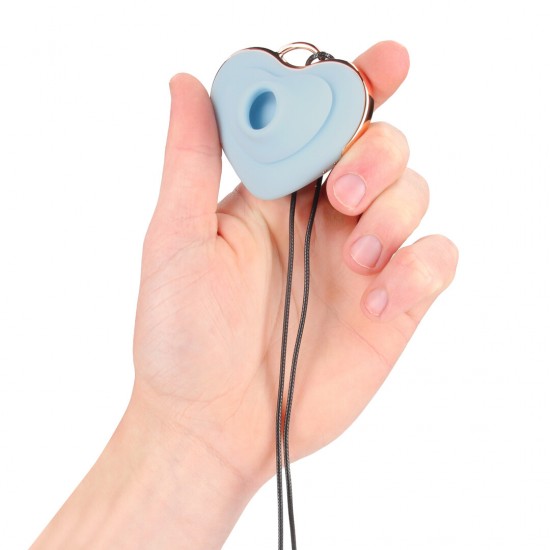 Luvie é um vibrador fofo em formato de coração que também funciona como um colar estiloso. Com 15 funções, impulsionado por um motor F1 avançado e um motor com tecnologia AirTap®, oferece sensações de vibração e sucção (