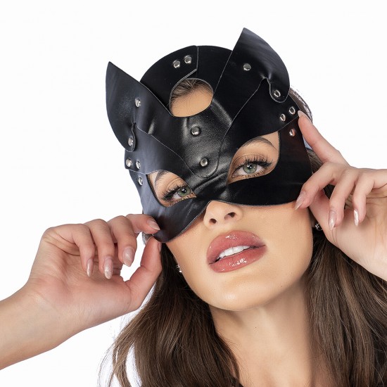 Adicione um toque de mistério com esta máscara sensual em couro sintético, com curvas elegantes e pontiagudas que emolduram os olhos num formato ousado e sedutor. Macia ao toque e com um formato que intriga, é o acessóri