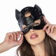Adicione um toque de mistério com esta máscara sensual em couro sintético, com curvas elegantes e pontiagudas que emolduram os olhos num formato ousado e sedutor. Macia ao toque e com um formato que intriga, é o acessóri