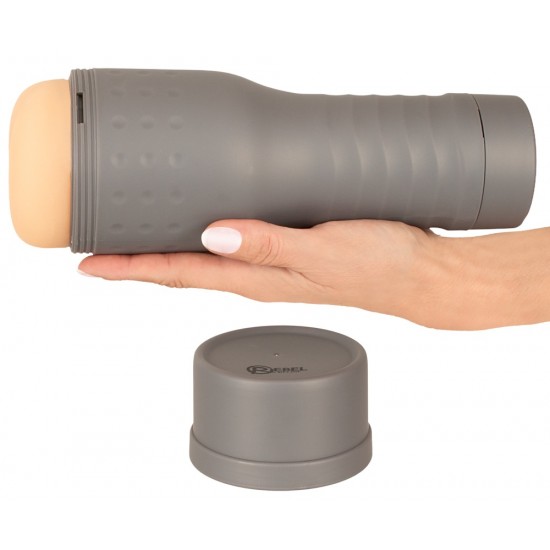 Excelente trabalho manual – com estilo e discrição!O masturbador compacto V-Stroker Cindy da Rebel cumpre muito bem sua função e cabe perfeitamente na palma da mão. A parte mais íntima da secretária Cindy fica escondida