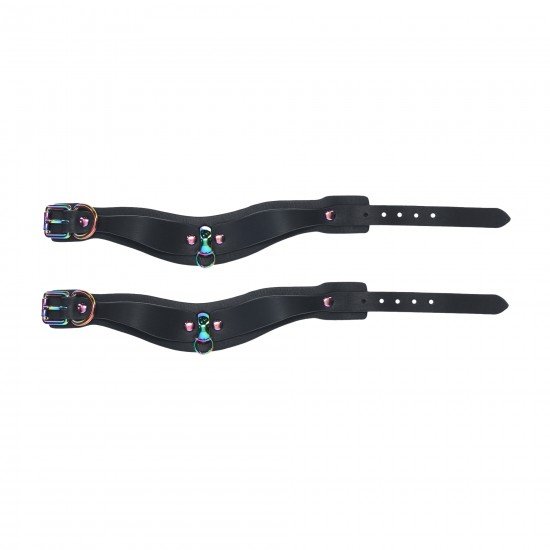 As algemas da coleção Venice da Ouch! são confortáveis, mas incrivelmente seguras. Feitas com couro sintético de alta qualidade, o hardware apresenta um acabamento iridescente, dando a elas um visual de alta costura que