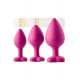Este conjunto de 3 plugues de silicone é ótimo para usuários que desejam variar os tamanhos dos plugues ou que desejam treinar de pequeno a grande. Os plugues rosa têm uma pedra preciosa em forma de coração na base que f