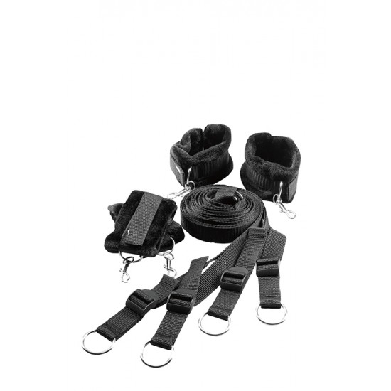 Kit Algemas Pulsos e Tornozelos Cama Bed Restraint Blaze Preto Viva aventuras excitantes com a sua cara metade.Conjunto de algemas para mãos e pés, ligadas a uma fita de passa sob o colchão para que o seu amante não saia do lugar. Simplesmente deslize as tiras sob a parte inferi