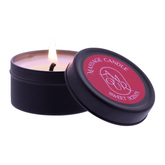 AMOUR Velas de Massagem 3 Aromas Conjunto de 3 velas de massagem com fragrâncias doces, picantes e sensuais. Queime uma vela para derreter a cera e use-a como óleo de massagem no seu parceiro para momentos românticos. Descubra as Velas de Massagem