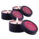 AMOUR Velas de Massagem 3 Aromas Conjunto de 3 velas de massagem com fragrâncias doces, picantes e sensuais. Queime uma vela para derreter a cera e use-a como óleo de massagem no seu parceiro para momentos românticos. Descubra as Velas de Massagem