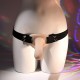 Este dildo oco com tiras para vestir possui uma haste macia e sedosa com uma cabeça cônica e é removível para limpeza. As tiras do arnês são elásticas na cintura e nas pernas, com tiras para as pernas totalmente ajustáve