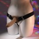 Este dildo oco com tiras para vestir possui uma haste macia e sedosa com uma cabeça cônica e é removível para limpeza. As tiras do arnês são elásticas na cintura e nas pernas, com tiras para as pernas totalmente ajustáve