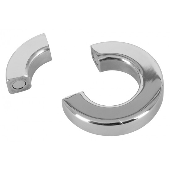 Silver-coloured cock ring/ball stretcher made out of stainless steel. With a magnetic piece to open and close the ring. Inner Ø: 34 mm. Outer Ø: 63 mm. Thickness: 14 mm. Weight: 234 g. Metal.