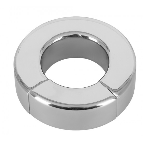Silver-coloured cock ring/ball stretcher made out of stainless steel. With a magnetic piece to open and close the ring. Inner Ø: 34 mm. Outer Ø: 63 mm. Thickness: 20 mm. Weight: 341 g. Metal.