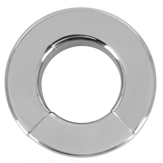 Silver-coloured cock ring/ball stretcher made out of stainless steel. With a magnetic piece to open and close the ring. Inner Ø: 34 mm. Outer Ø: 63 mm. Thickness: 20 mm. Weight: 341 g. Metal.