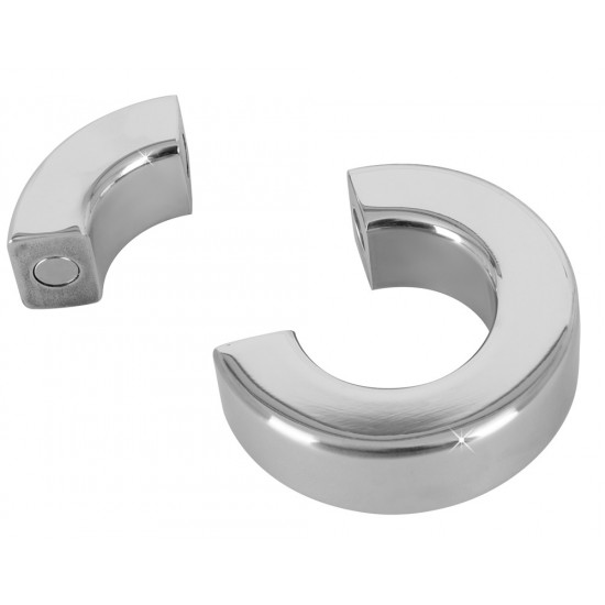 Silver-coloured cock ring/ball stretcher made out of stainless steel. With a magnetic piece to open and close the ring. Inner Ø: 34 mm. Outer Ø: 63 mm. Thickness: 20 mm. Weight: 341 g. Metal.