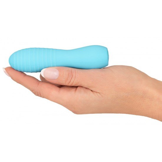 Cuties Mini Vibrator Blue 3 Bonito demais para ser verdade! Minivibrador prático e compacto da 3ª geração de Cuties com vibração extremamente poderosa e profunda que pode ser convenientemente controlada em 10 modos variados simplesmente pressionan