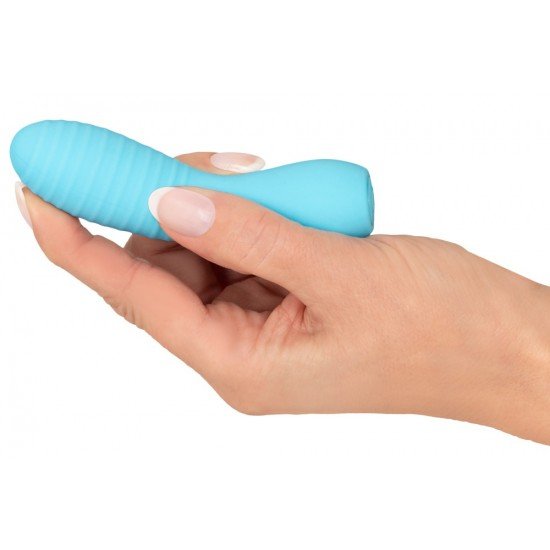 Cuties Mini Vibrator Blue 3 Bonito demais para ser verdade! Minivibrador prático e compacto da 3ª geração de Cuties com vibração extremamente poderosa e profunda que pode ser convenientemente controlada em 10 modos variados simplesmente pressionan