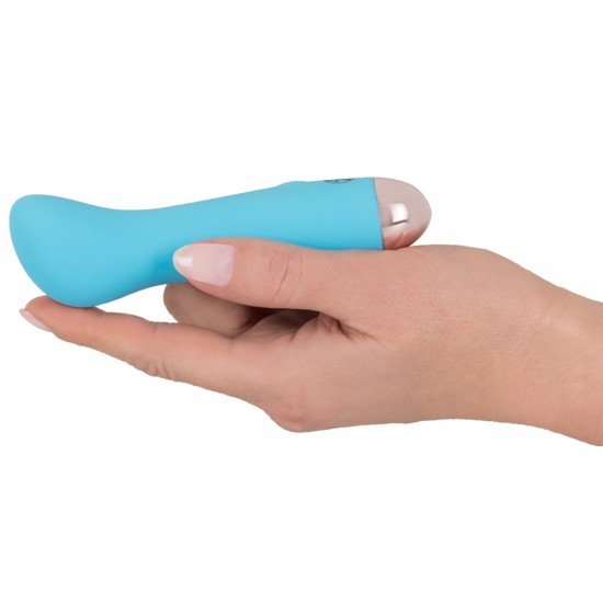 Cuties Mini Vibrador blue Mini vibrador azul com reentrância côncava na haste. Tem 7 modos de vibração diferentes e pode ser recarregado com o cabo USB incluído. Fácil de usar e com um design elegante. À prova dágua. Comprimento total 12,9 cm,