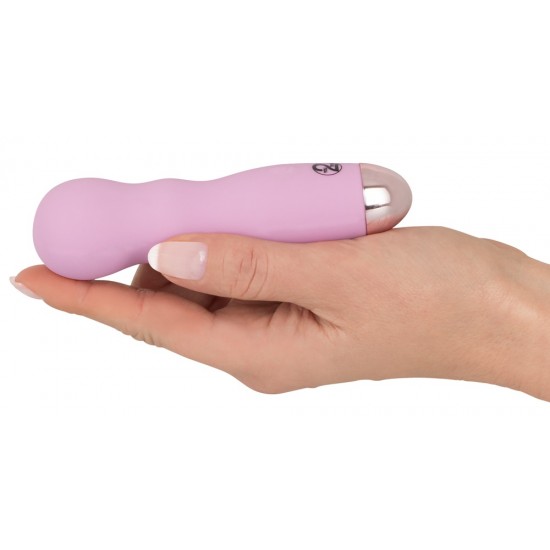 Cuties Mini Vibrador rosa Mini vibrador rosa claro com duas reentrâncias côncavas na haste. Tem 7 modos de vibração diferentes e pode ser recarregado com o cabo USB incluído. Fácil de usar e com um design elegante. À prova dágua. Comprimento t