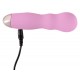 Mini vibrador rosa claro com duas reentrâncias côncavas na haste. Tem 7 modos de vibração diferentes e pode ser recarregado com o cabo USB incluído. Fácil de usar e com um design elegante. À prova dágua. Comprimento t