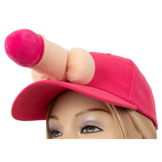 O item essencial e ousado para qualquer festa! O boné de baseball rosa tem um pênis e testículos de pelúcia aveludada e chamativa em uma cor contrastante. O pênis e os testículos ficam acima da viseira. É um item ousado
