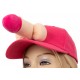 O item essencial e ousado para qualquer festa! O boné de baseball rosa tem um pênis e testículos de pelúcia aveludada e chamativa em uma cor contrastante. O pênis e os testículos ficam acima da viseira. É um item ousado