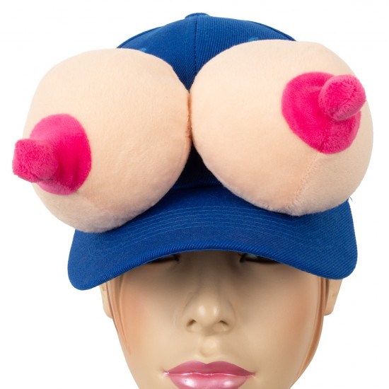 O item essencial e ousado para qualquer festa! O boné de baseball azul tem seios macios e aveludados, chamativos, em uma cor contrastante. Os seios ficam acima da viseira. O boné é um item ousado para a temporada de car