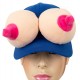 O item essencial e ousado para qualquer festa! O boné de baseball azul tem seios macios e aveludados, chamativos, em uma cor contrastante. Os seios ficam acima da viseira. O boné é um item ousado para a temporada de car