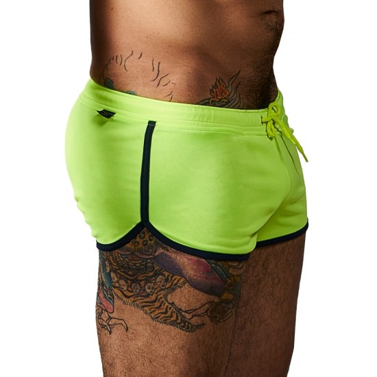 Sporty shorts with rounded hems in a contrasting colour and a drawstring in the waistband. Neon yellow/black. 75% polyamide, 25% elastane.