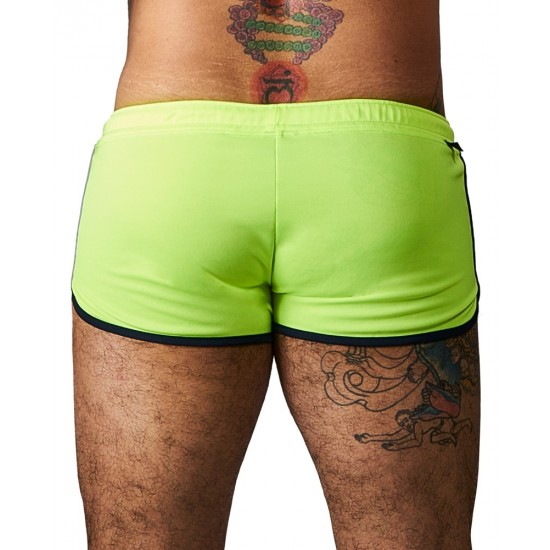 Sporty shorts with rounded hems in a contrasting colour and a drawstring in the waistband. Neon yellow/black. 75% polyamide, 25% elastane.