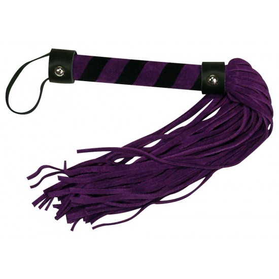 Para uns açoites delicados como fortes, mas sempre com amor! Pequeno chicote com suaves tiras feitas em veludo. Pega em duas cores. Com aprox. 38 cm. Material: couro.