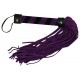 Para uns açoites delicados como fortes, mas sempre com amor! Pequeno chicote com suaves tiras feitas em veludo. Pega em duas cores. Com aprox. 38 cm. Material: couro.