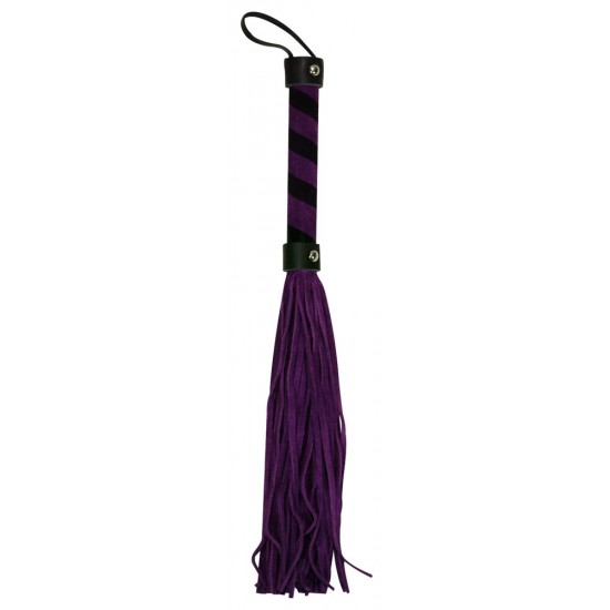 Para uns açoites delicados como fortes, mas sempre com amor! Pequeno chicote com suaves tiras feitas em veludo. Pega em duas cores. Com aprox. 38 cm. Material: couro.