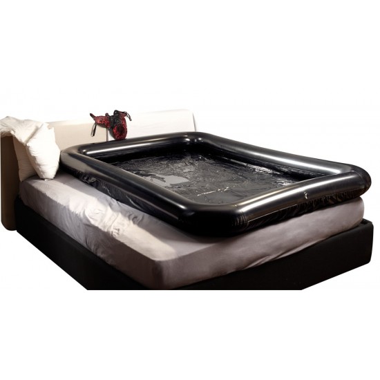 Vinyl sheet with an inflatable border. Wipeable. Black. 140 x 220 cm, border 15 cm high. Material: 100% polychloride (vinyl). 1 litre of water-based lubricant is included.