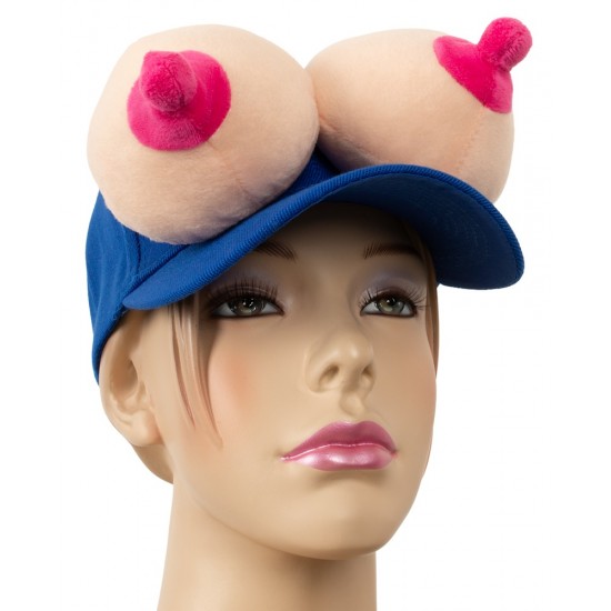 O item essencial e ousado para qualquer festa! O boné de baseball azul tem seios macios e aveludados, chamativos, em uma cor contrastante. Os seios ficam acima da viseira. O boné é um item ousado para a temporada de car