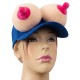 O item essencial e ousado para qualquer festa! O boné de baseball azul tem seios macios e aveludados, chamativos, em uma cor contrastante. Os seios ficam acima da viseira. O boné é um item ousado para a temporada de car