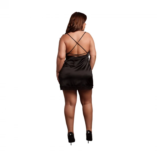Entre em cena com nosso cativante vestido preto que deixa o clássico 